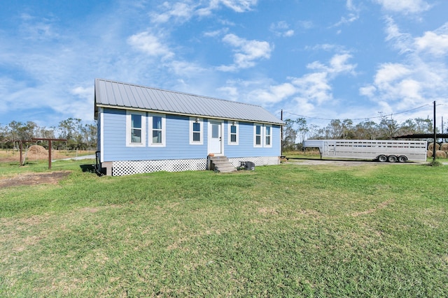 manufactured / mobile home with a front lawn