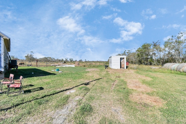 view of yard featuring a rural view