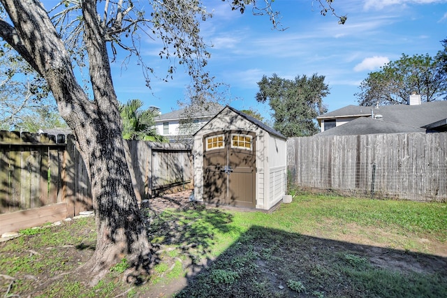 view of yard featuring a shed