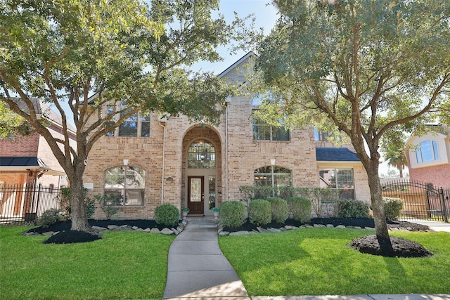 view of front of property featuring a front lawn