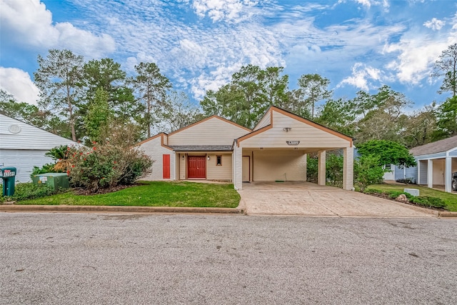 view of front of house featuring a front lawn and a carport