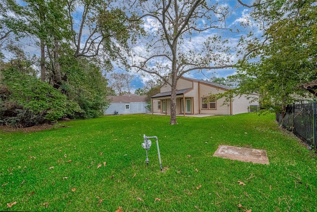 view of yard featuring a patio area