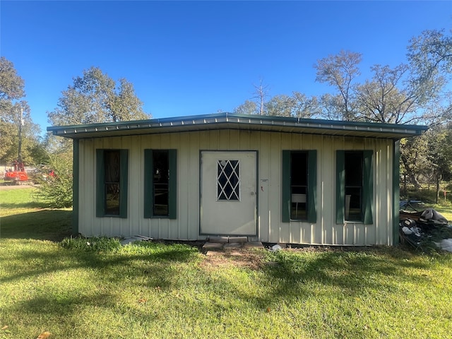 view of outdoor structure with a yard