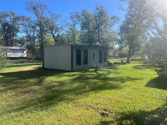 view of yard with an outbuilding