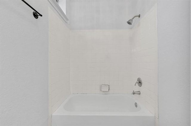 bathroom with tiled shower / bath