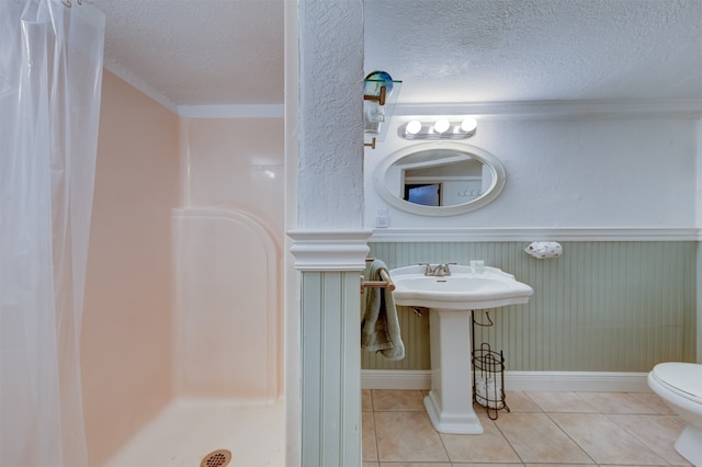 bathroom featuring curtained shower, tile patterned flooring, a textured ceiling, and toilet