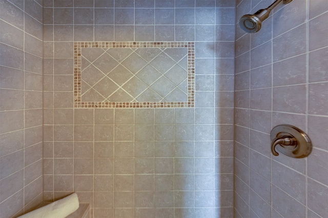 bathroom featuring a tile shower