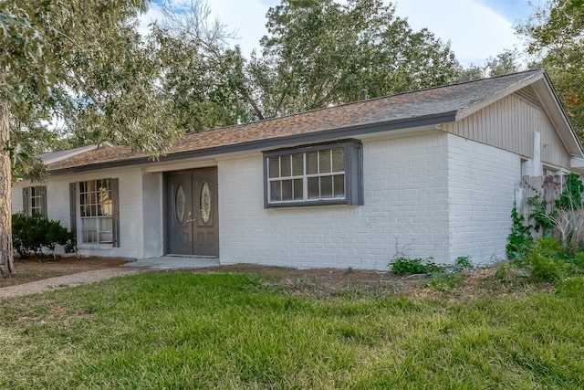 ranch-style home featuring a front yard