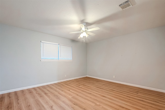 unfurnished room featuring a textured ceiling, light hardwood / wood-style floors, and ceiling fan