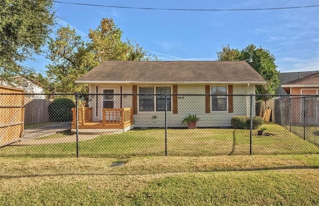 view of front facade with a front yard