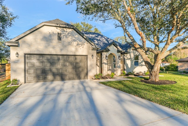 view of front facade featuring a garage and a front yard