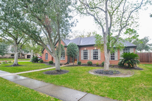 view of front of property featuring a front yard