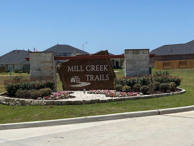 community sign with a yard