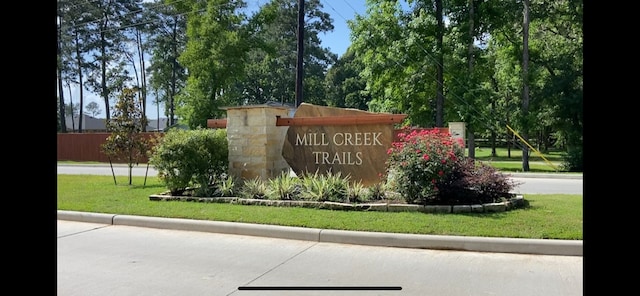 community / neighborhood sign with a yard