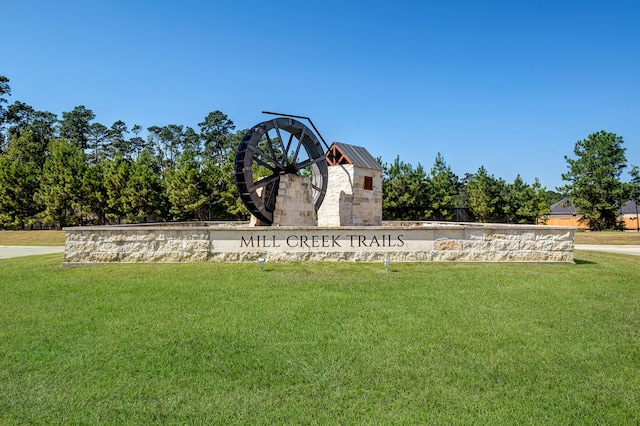 community sign with a lawn