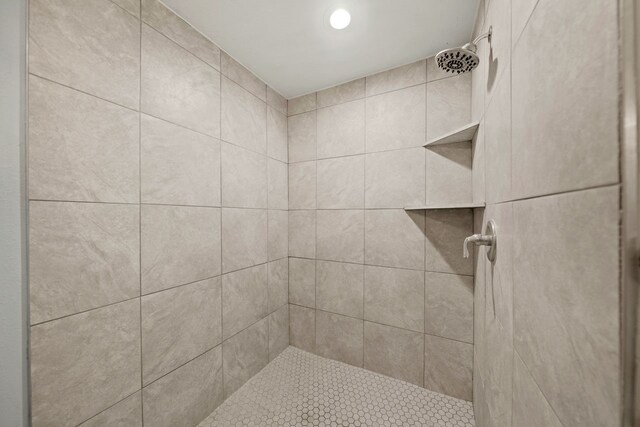 bathroom featuring a tile shower