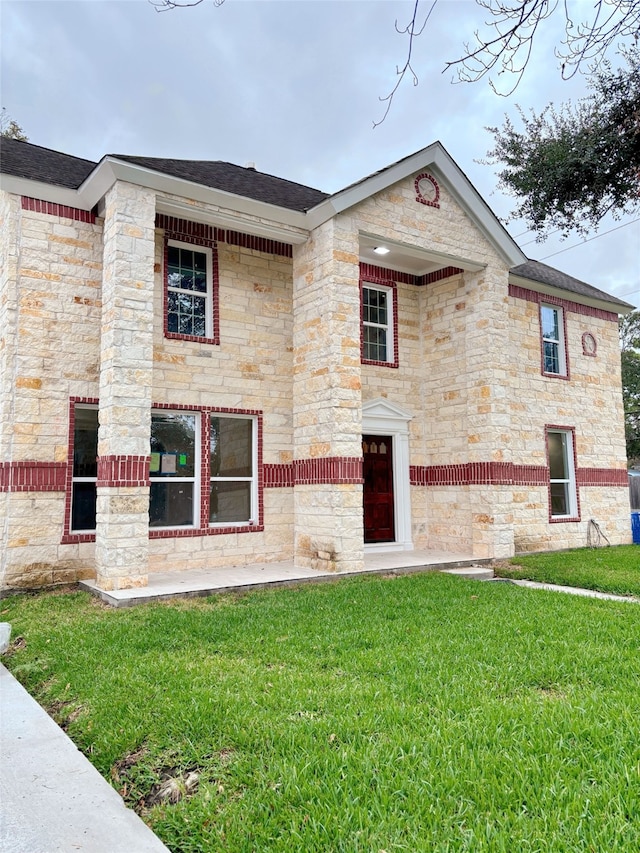 view of front of property with a front yard