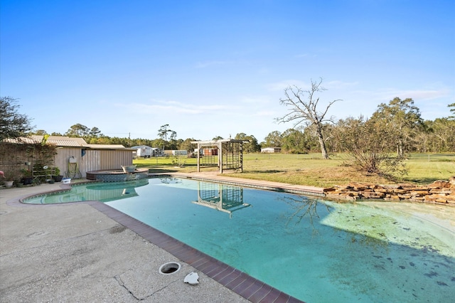 view of swimming pool with a yard