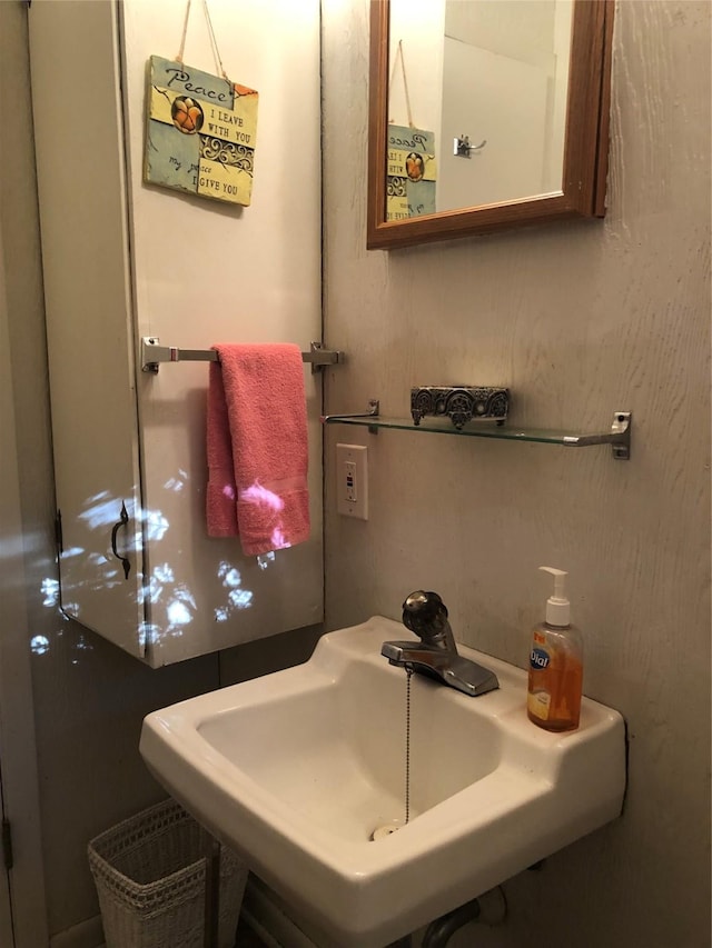 1544 E Taylor Lake Cir, Livingston, TX 77351 - bathroom with a sink