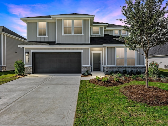 view of front of house featuring a lawn and a garage