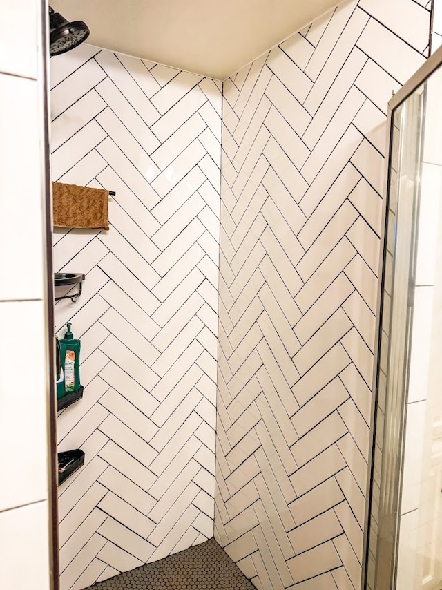 details featuring tiled shower