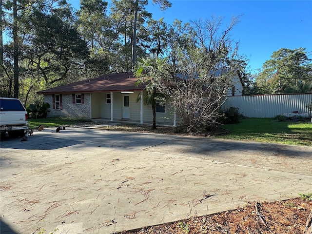 view of front of property featuring a front lawn