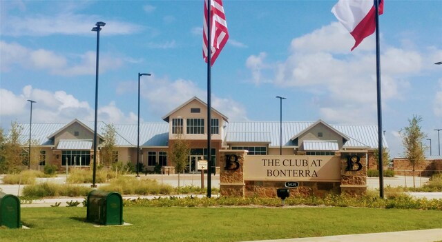 community sign with a yard