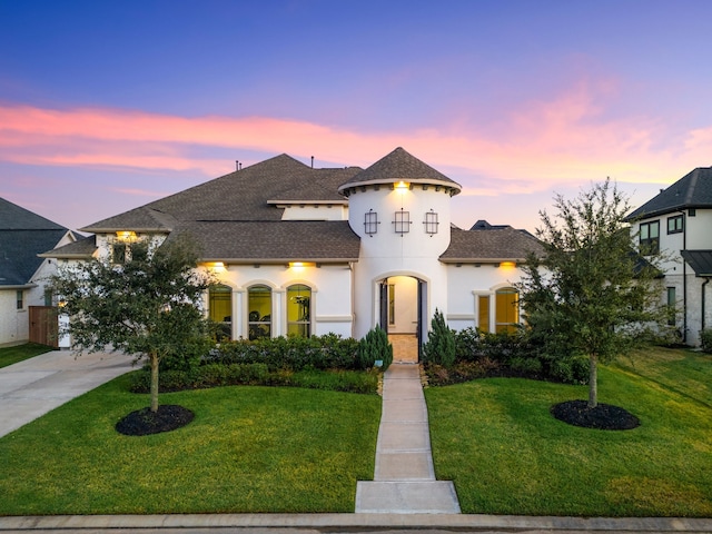 view of front of house featuring a yard