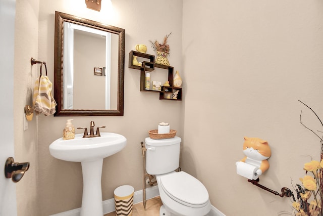 bathroom featuring toilet and sink