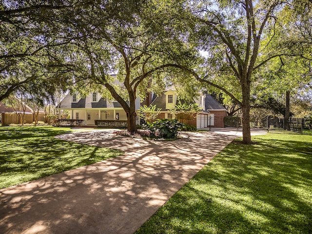 view of front facade featuring a front lawn