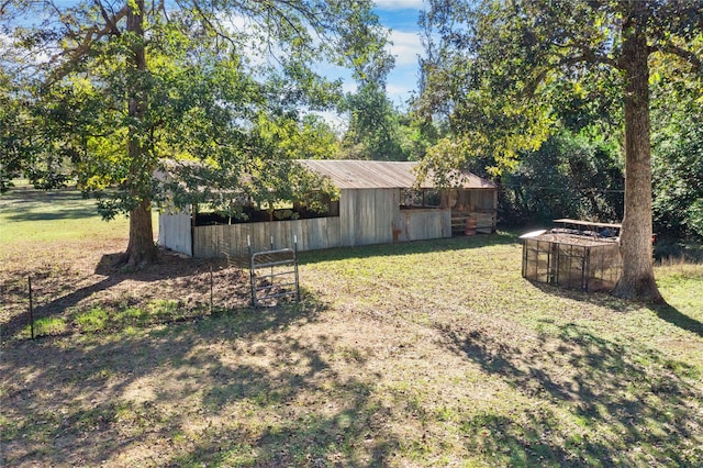 view of yard with an outbuilding