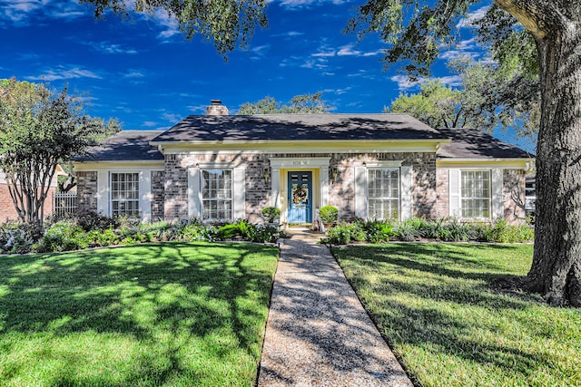 view of front facade with a front lawn