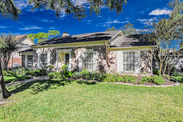 view of front of home featuring a front lawn