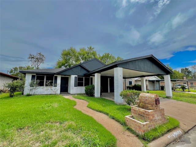 view of front facade featuring a front lawn and a carport