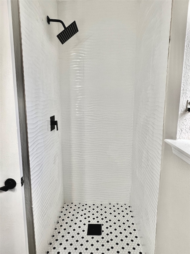 bathroom featuring a tile shower