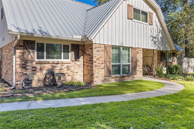 view of front of property featuring a front yard