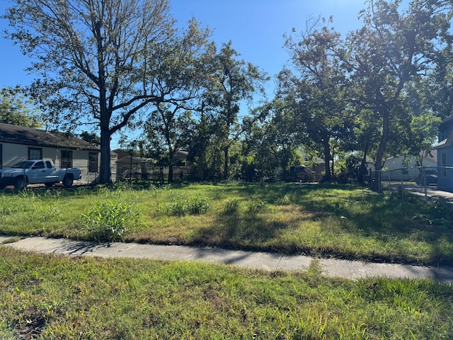 Listing photo 2 for 1712 Utah St, Baytown TX 77520