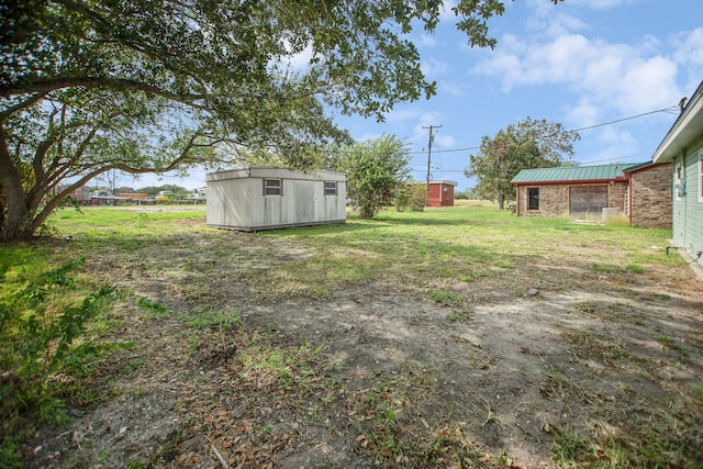 view of yard featuring a storage unit