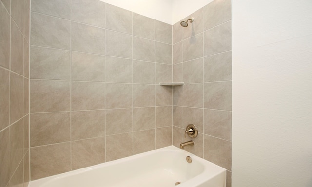 bathroom with tiled shower / bath combo