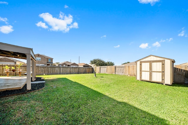 view of yard featuring a storage shed