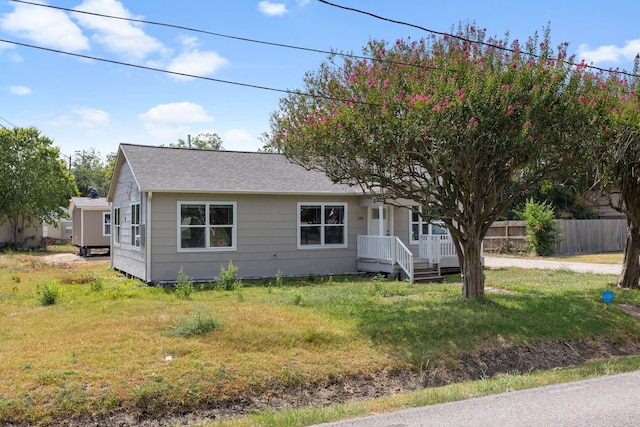 view of front of property featuring a front lawn