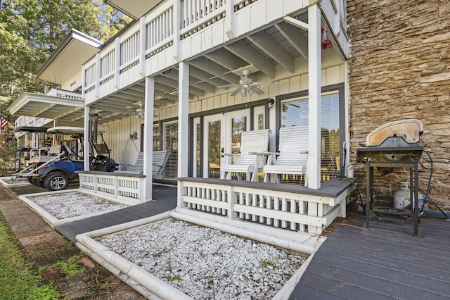 property entrance featuring ceiling fan