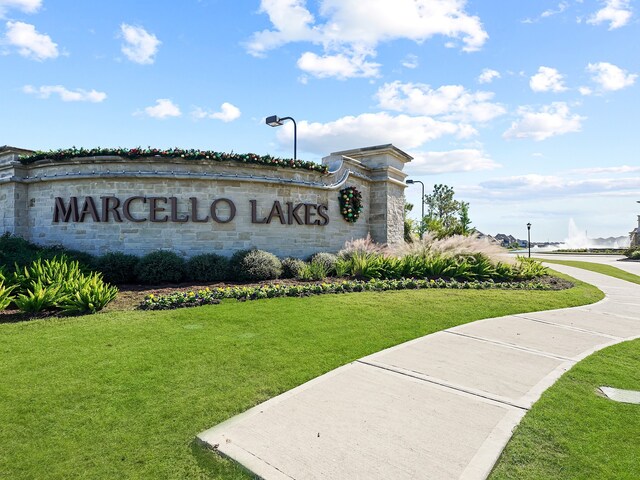 community sign featuring a yard