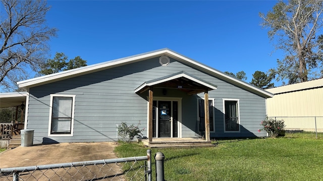 view of front of home with a front lawn