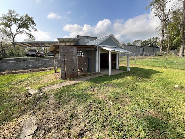 view of yard featuring an outdoor structure