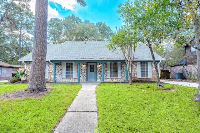 ranch-style home featuring a front yard and covered porch