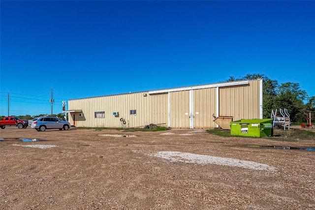 view of yard with an outdoor structure