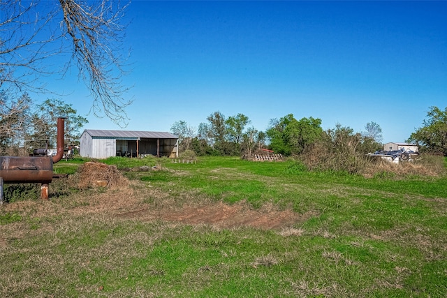 view of yard with an outdoor structure