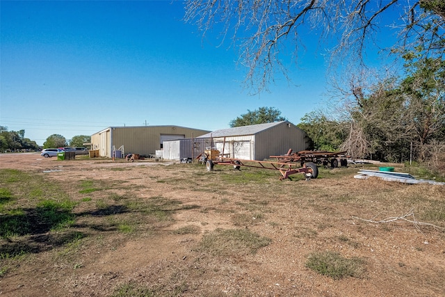 view of yard with an outdoor structure