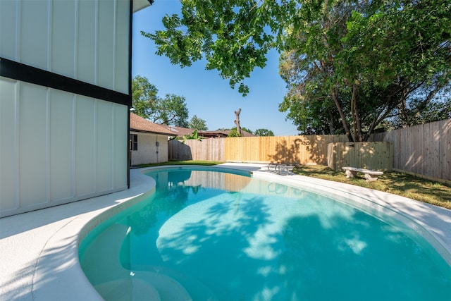 view of swimming pool